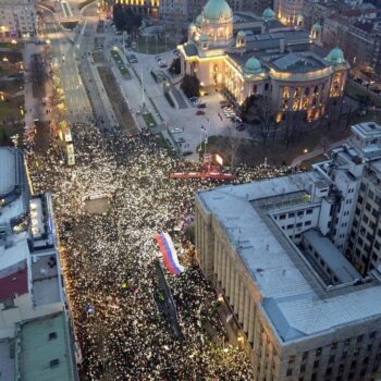 Serbien: Tausende Menschen protestieren in Belgrad gegen die Regierung