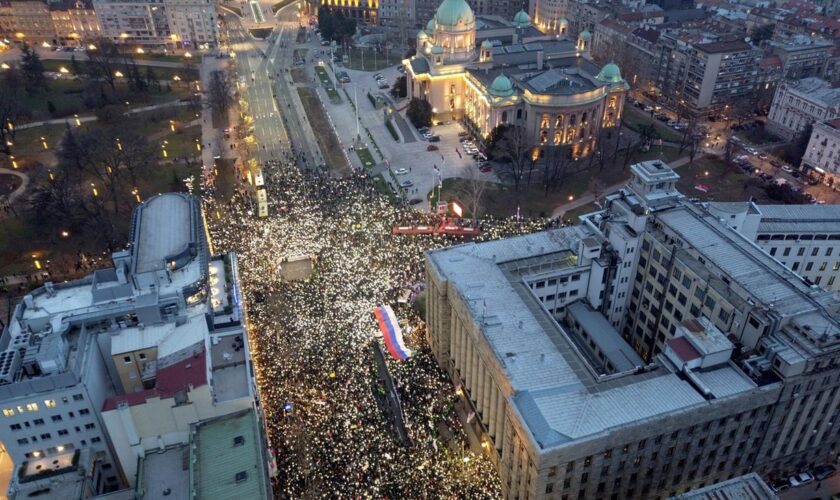 Serbien: Tausende Menschen protestieren in Belgrad gegen die Regierung