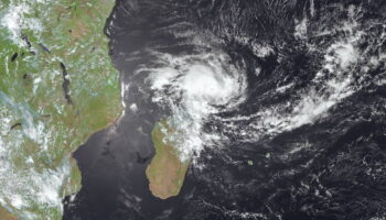 Cyclone Dikeledi à Mayotte : pas de victime recensée pour le moment, l’alerte rouge maintenue jusqu’à lundi soir