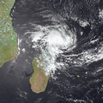 Cyclone Dikeledi à Mayotte : pas de victime recensée pour le moment, l’alerte rouge maintenue jusqu’à lundi soir