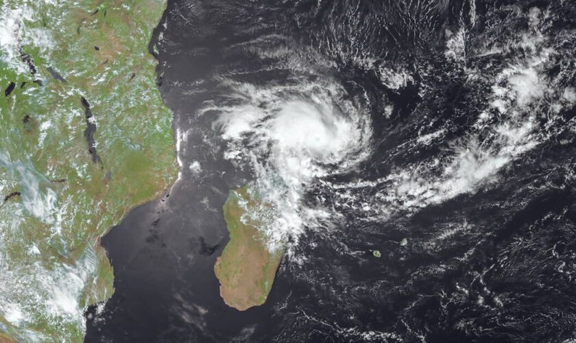 Cyclone Dikeledi à Mayotte : pas de victime recensée pour le moment, l’alerte rouge maintenue jusqu’à lundi soir